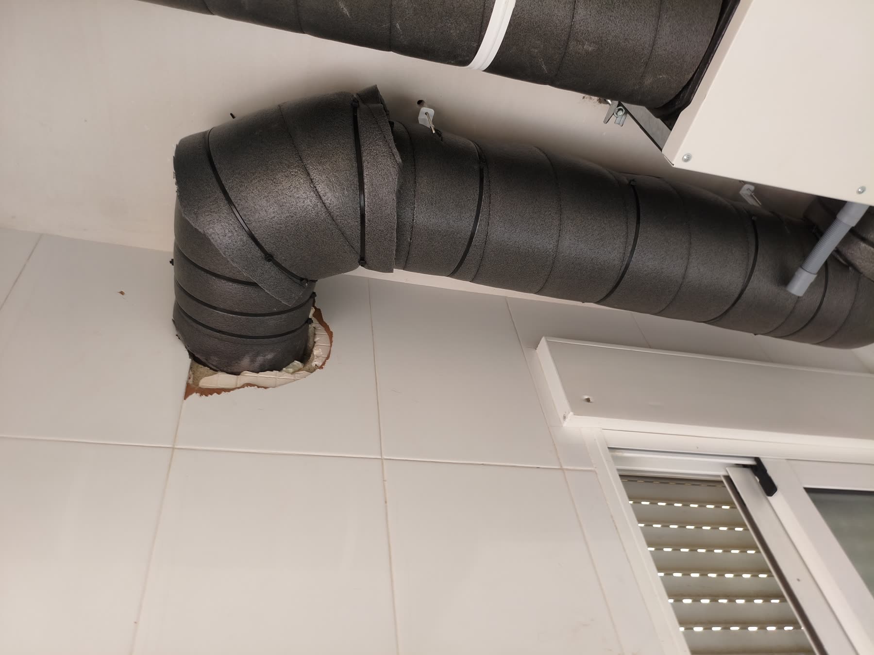 Conductos aislados del sistema HVAC instalados junto al recuperador